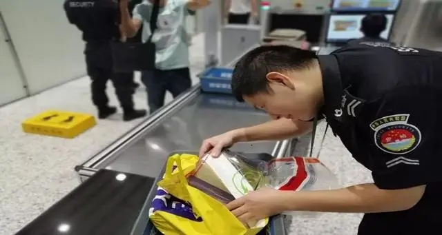 Může olej na nehty přinést do letadla?