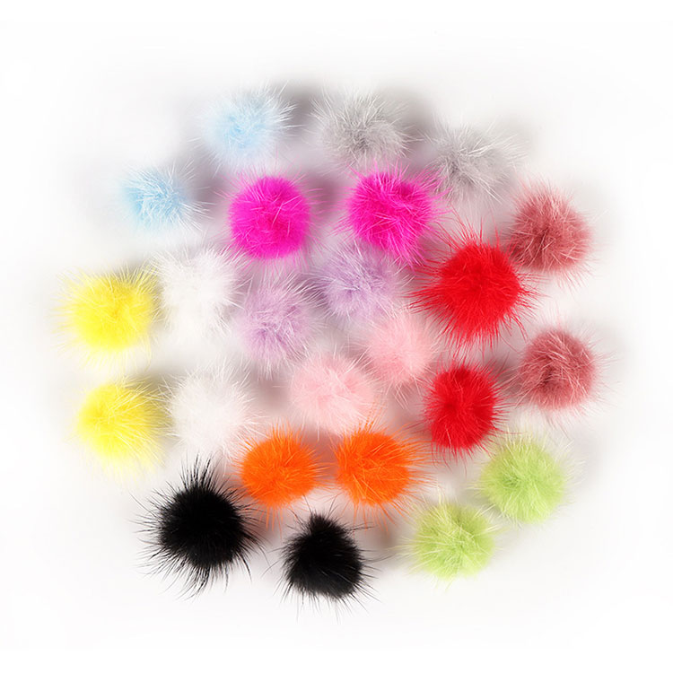 24 kusů Nail Pom Fluffy Ball